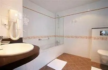 Brit Hotel Les Voyageurs Лудеак